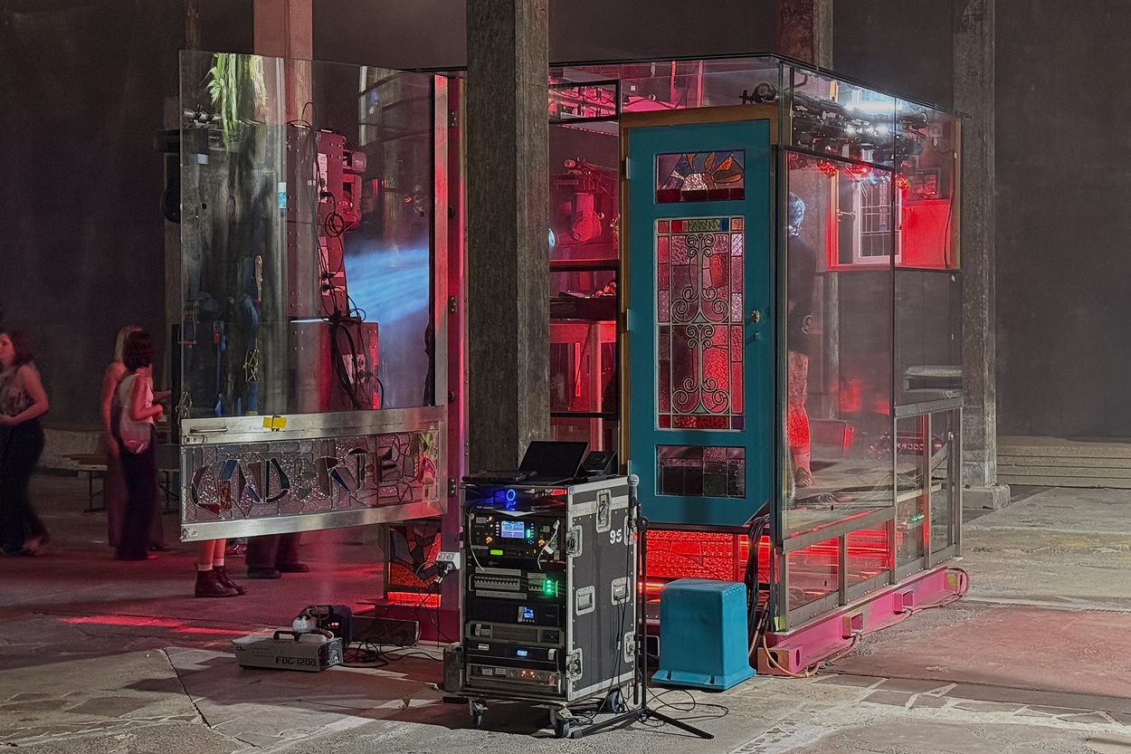 Mike Hewson: The Key's Under The Mat - 