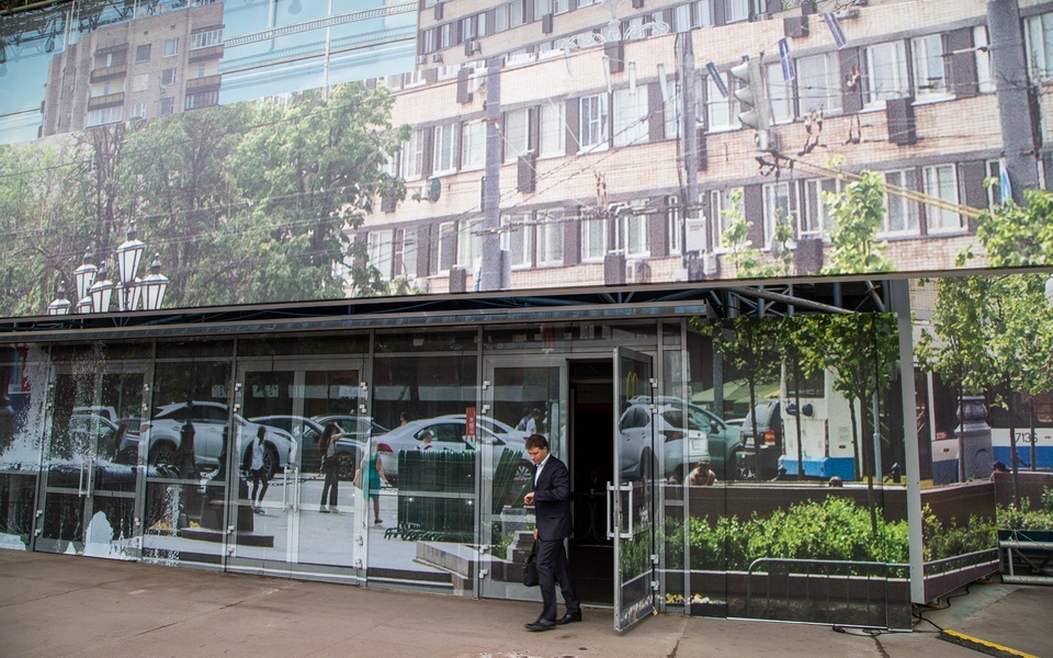 Mike Hewson: (Installation View) - Pushkin Square, Moscow