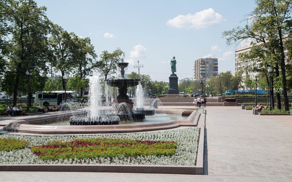Mike Hewson: (Installation View) - Pushkin Square, Moscow