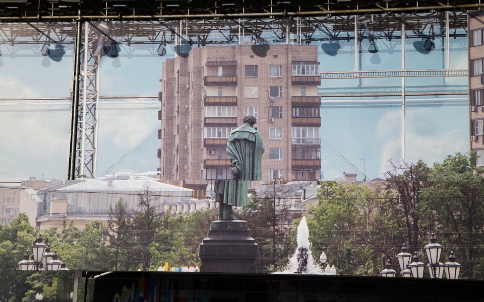 Mike Hewson: (Installation View) - Pushkin Square, Moscow