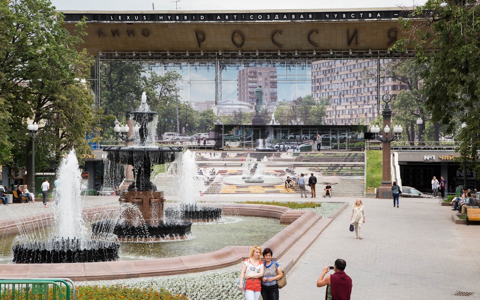 Mike Hewson: Dim Mirror - Pushkin Square, Moscow