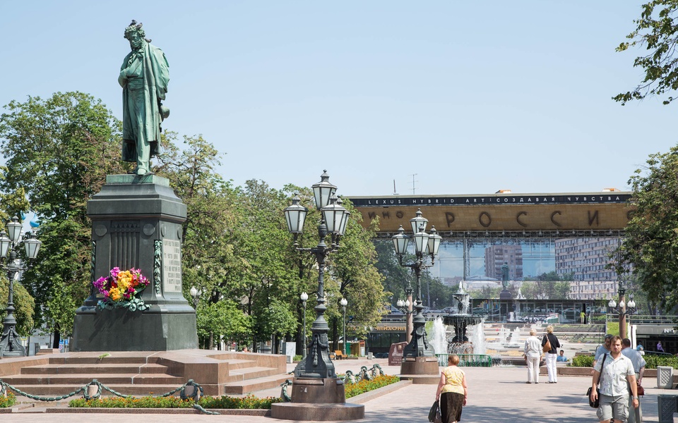 Mike Hewson: (Installation View) - Pushkin Square, Moscow